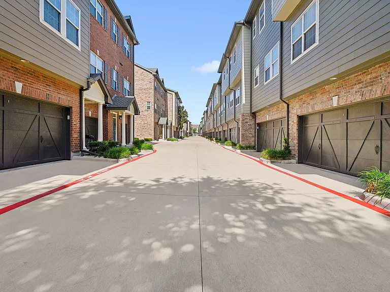 Perry Row — Photo 8