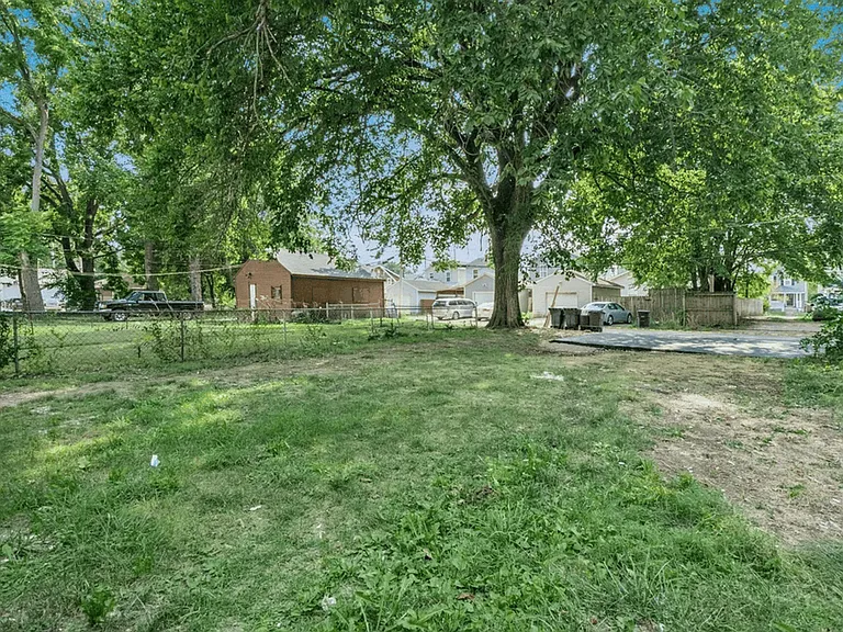 975-977 Miller Ave — Photo 19