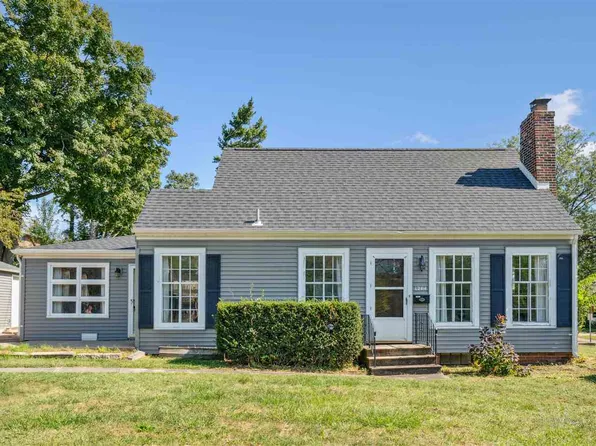 1204 Elmhurst Dr NE, Cedar Rapids, IA 52402