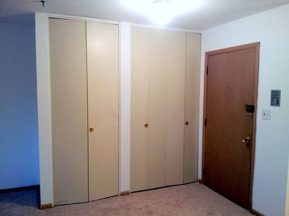 4th image of 1925 E Oakton St APT 1A