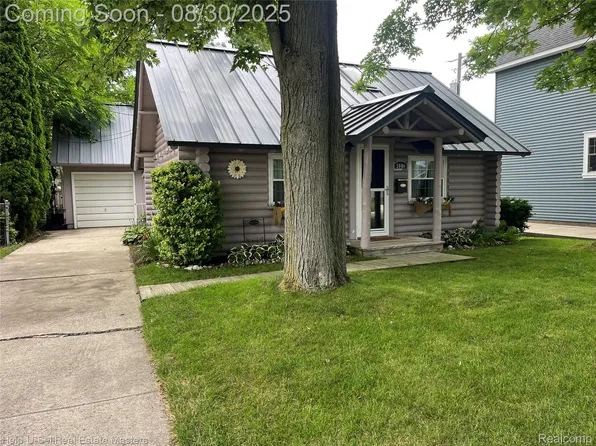 3000 Maplewood Dr, Fort Gratiot, MI 48059