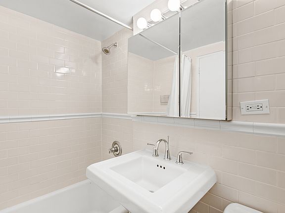 4th image of 230 E 15th St APT 4E