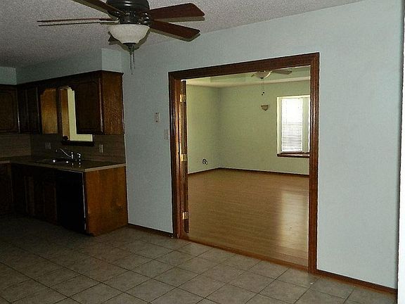 3rd image of 315 NE Skyline Cir