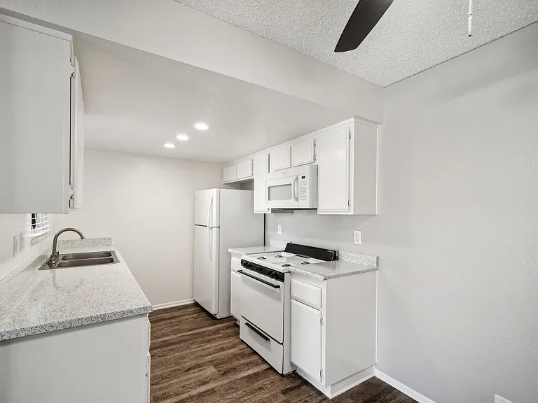 Acacia Park Apartments — Photo 23