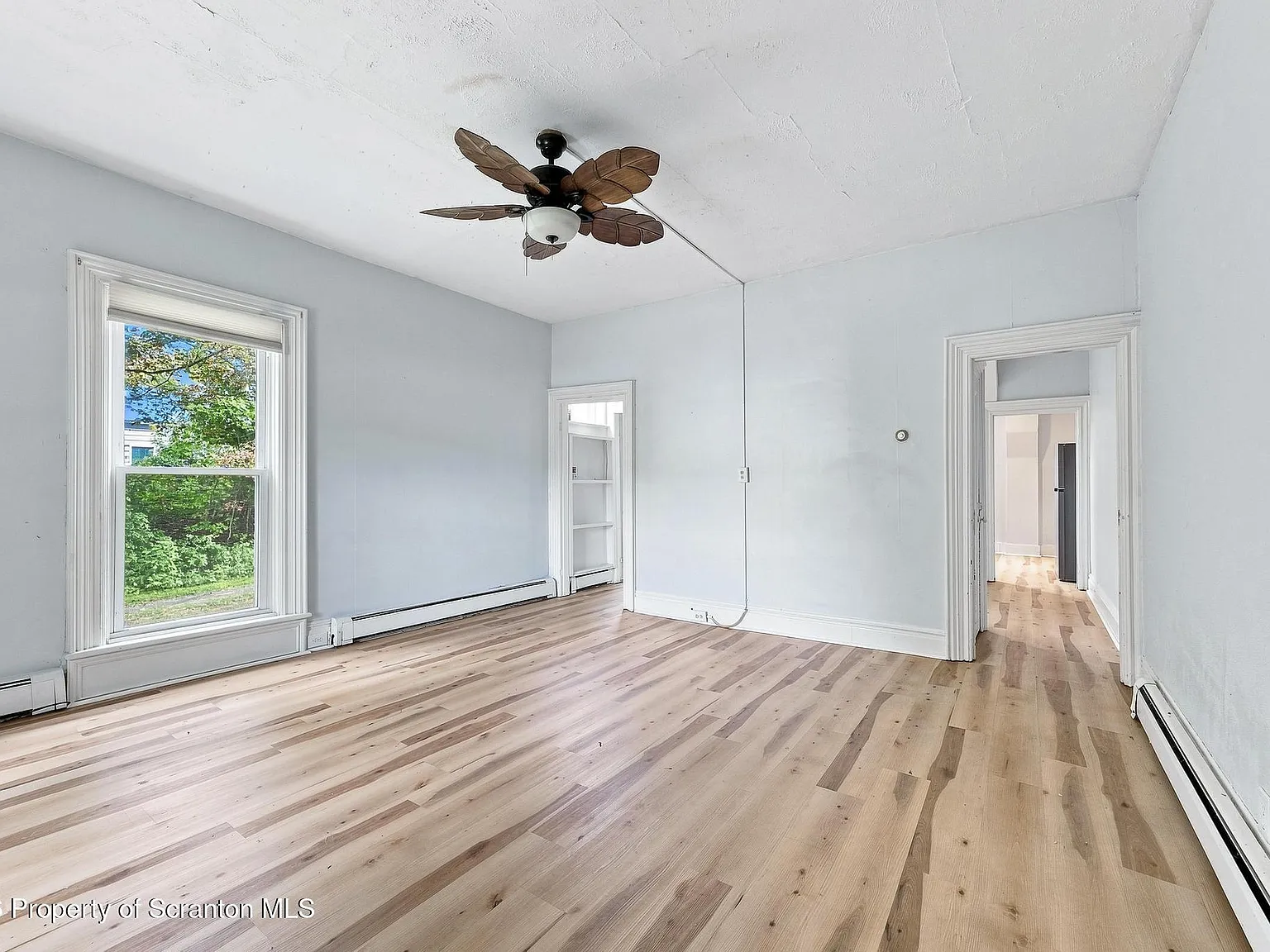 3 bed, 1.0 bath, 920 sqft, $1,195 — Photo 3