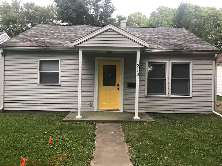 212 Crystal Lake Dr — Photo 1