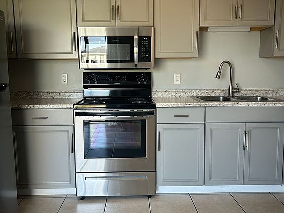 3rd image of 709 SE 9th St APT B