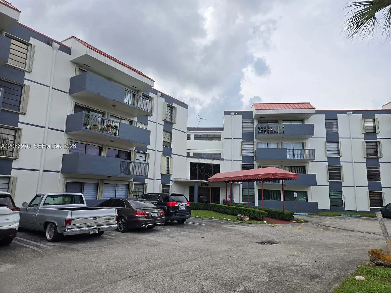 Miller Gardens Condo — Photo 1