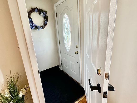 3rd image of 247 Merritt Ave Floor 1