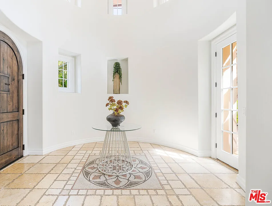 5 bed, 5.5 bath, 6455 sqft, $26,000 — Photo 2