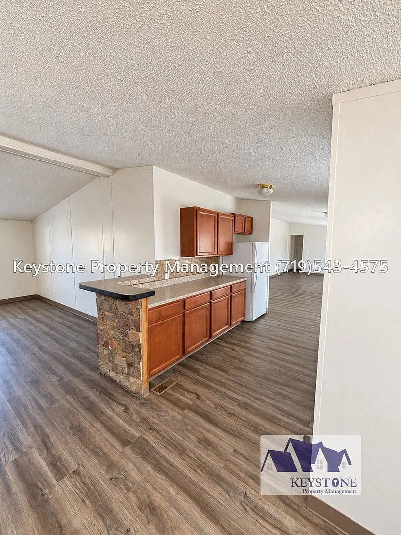 Take $800 Off 1st Month & App Fee Reimbursed! Over 2000 Sq Feet Of Living Space! $1900/$1900 — Photo 3