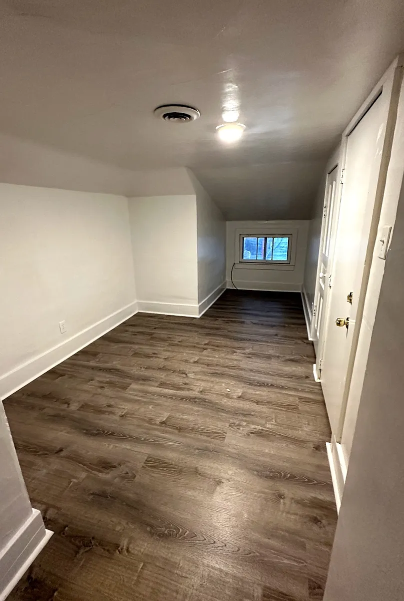 Building Photo - 833 N Mitchell St #2