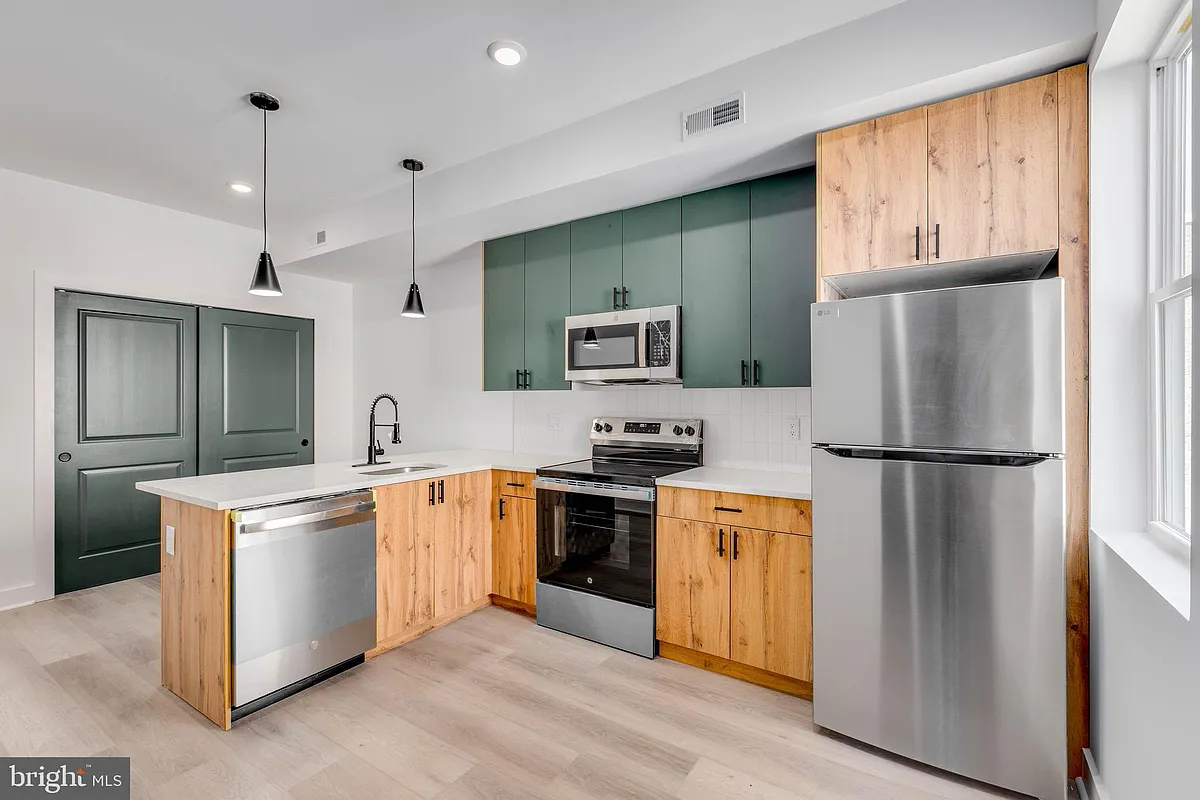 Building Photo - 1221 W Lehigh Ave #3