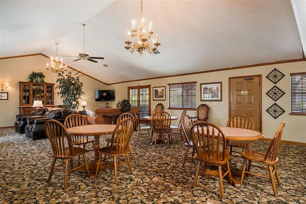 Oxford Park Apartments — Photo 4