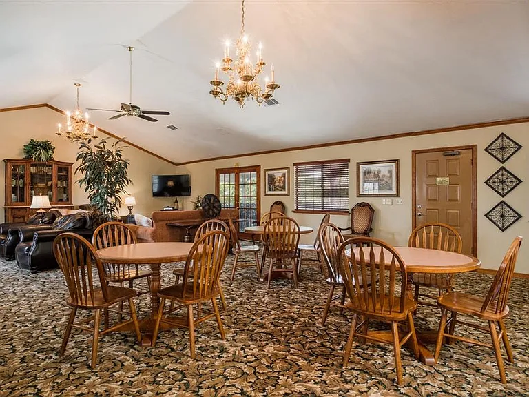 Oxford Park Apartments — Photo 4