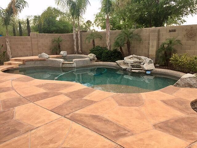 1st image of 210 N Parkview Ct