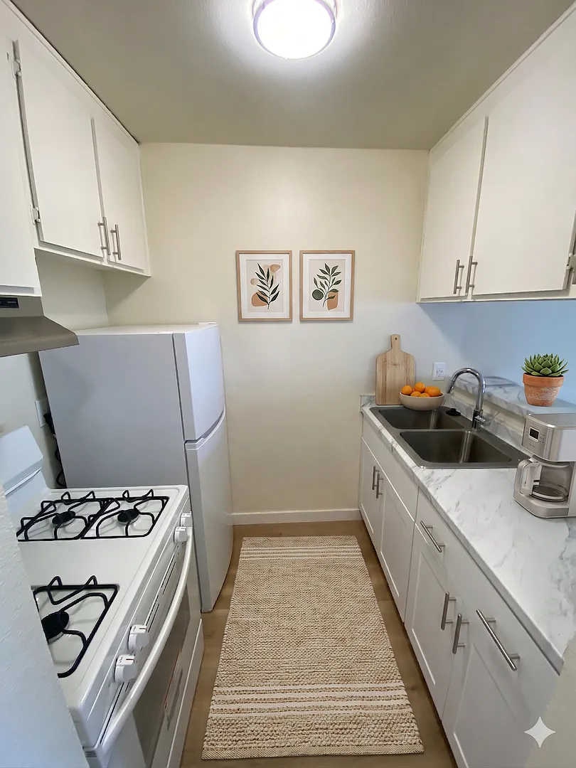 10231 Pinewood Ave — Photo 3
