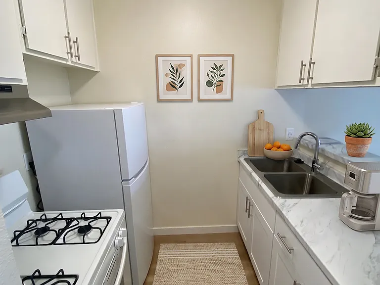 10231 Pinewood Ave — Photo 3