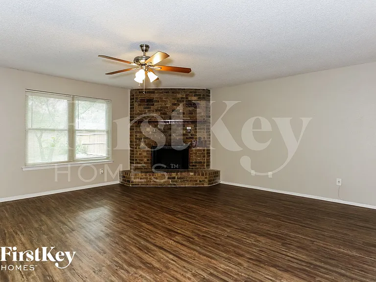 604 Circleview Dr — Photo 3