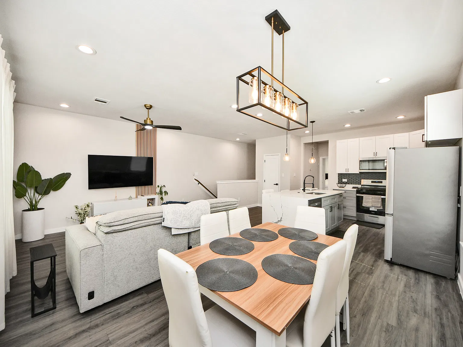 3 bed, 2.5 bath, 1447 sqft, $3,100 — Photo 2