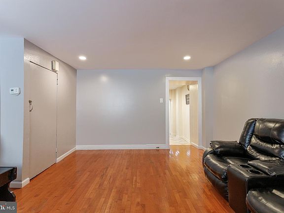 4th image of 108 Roxborough Ave