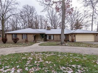 6078 Plantation Dr, Grand Blanc, MI 48439