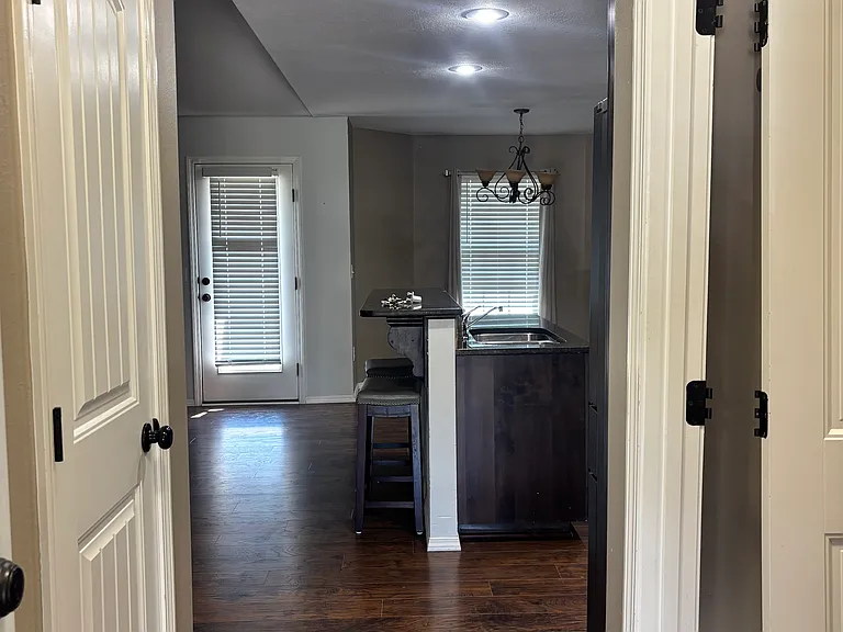 1521 Brewster Ln — Photo 8