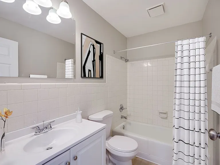 Monroe Terrace Apartments — Photo 17