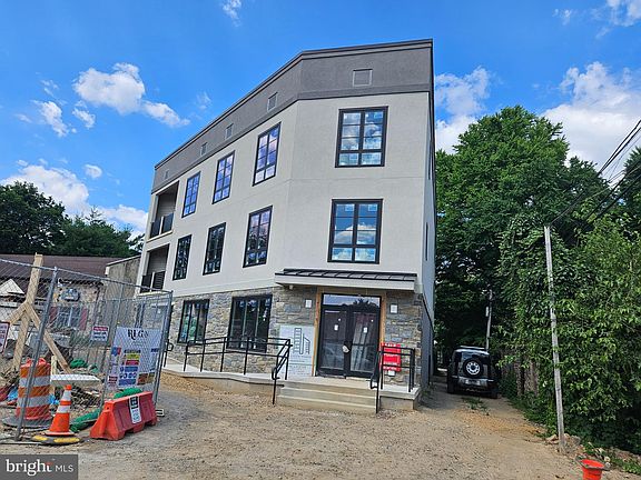 2nd image of 8610 Evergreen Pl #300