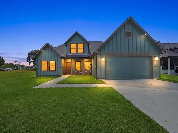 614 Austin St, West Columbia, TX 77486