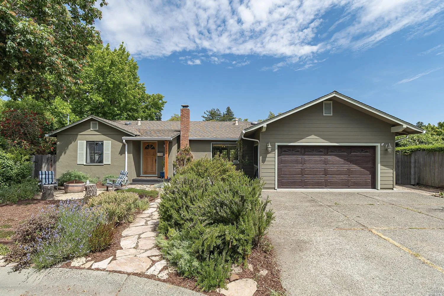 738 Bradley Avenue photo 1