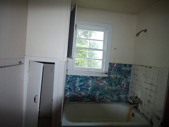 5th image of 302 E Cochran Ave