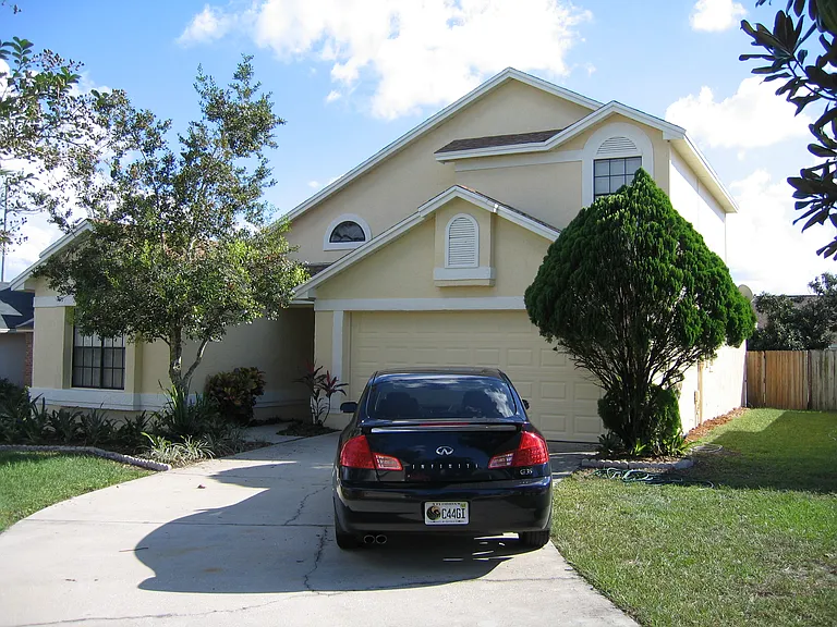 1042 Manigan Ave — Photo 1