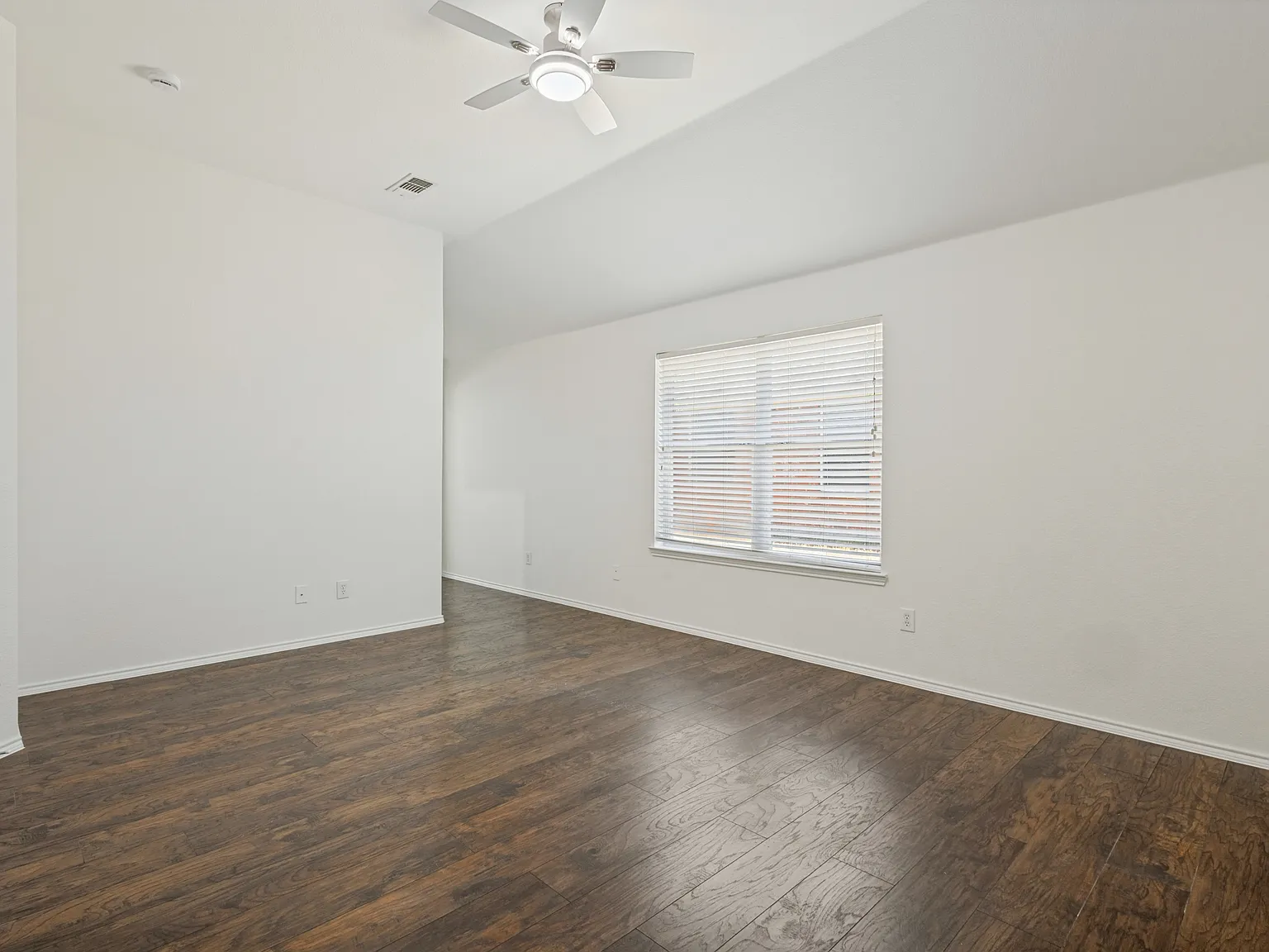 3 bed, 1716 sqft, $2,400 — Photo 4