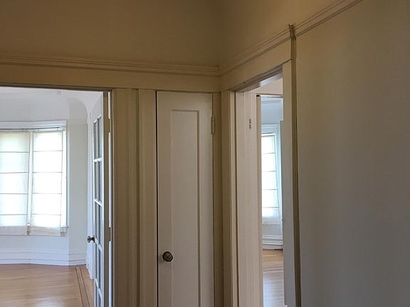 5th image of 401 30th St APT 3