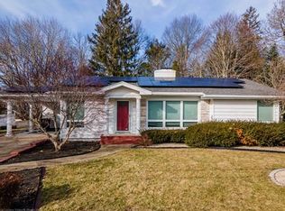 25 Wayne Memorial Dr, Dartmouth, MA 02747