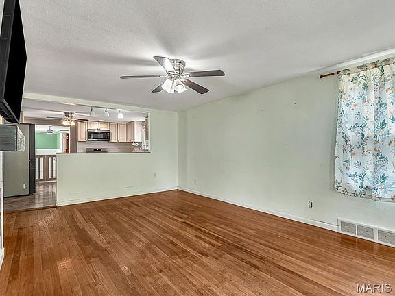 4th image of 458 N Library St