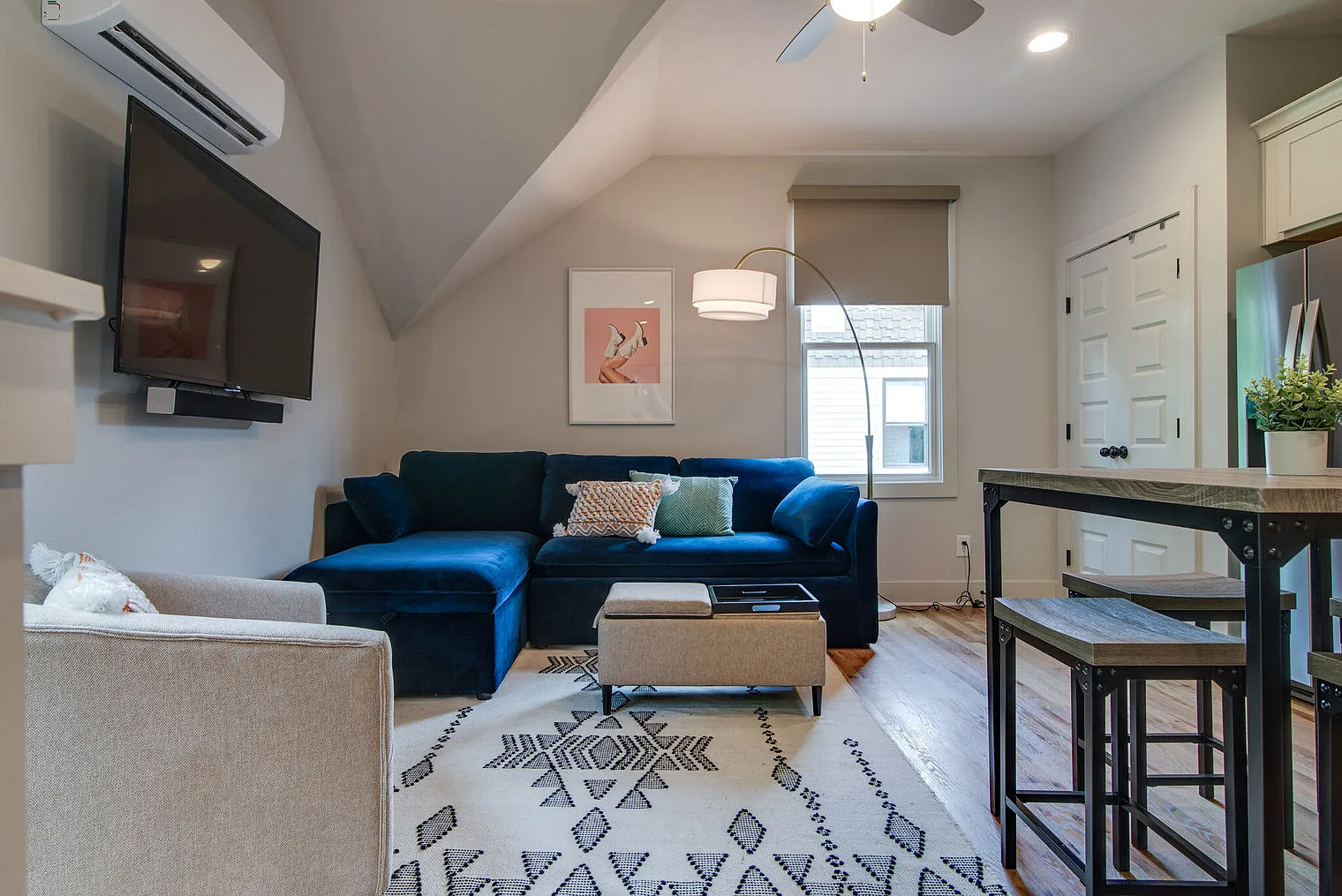 1 bed, 1.0 bath, 742 sqft, $2,430 — Photo 2