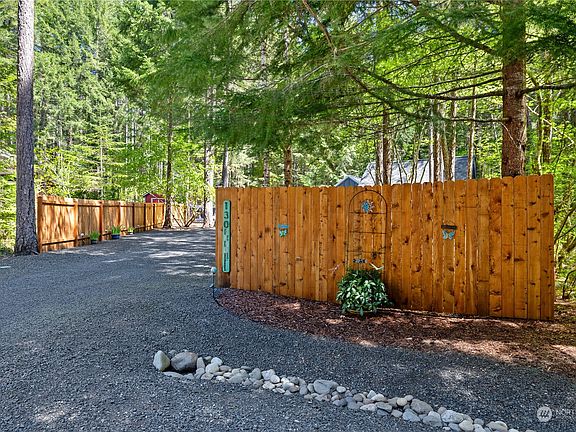 5th image of 130 N Kokanee Cove Way