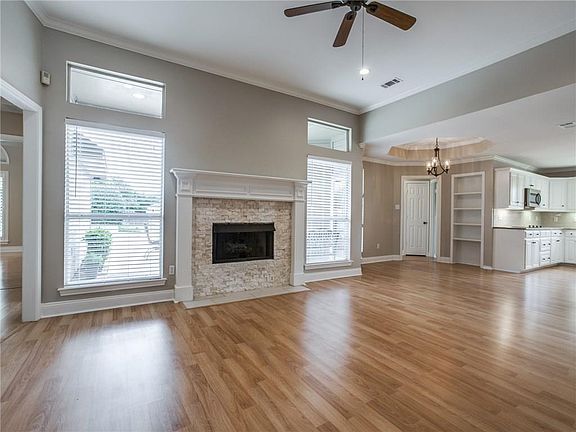 3rd image of 1800 Lynn Ln