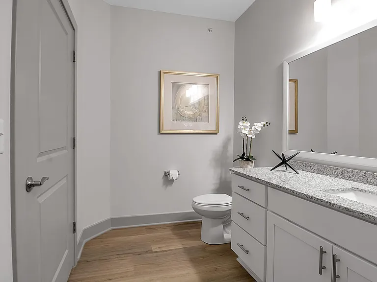 Edgewater East Apartments — Photo 18