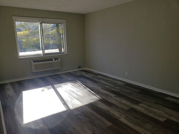 3rd image of 607 W Fairview Ave #1