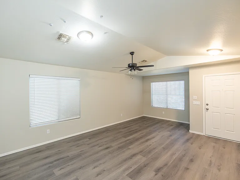 2541 E Silversmith Trl — Photo 2