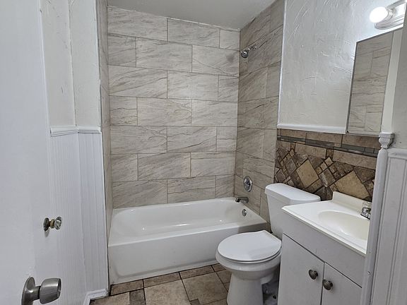 3rd image of 121 Goodwin Ln
