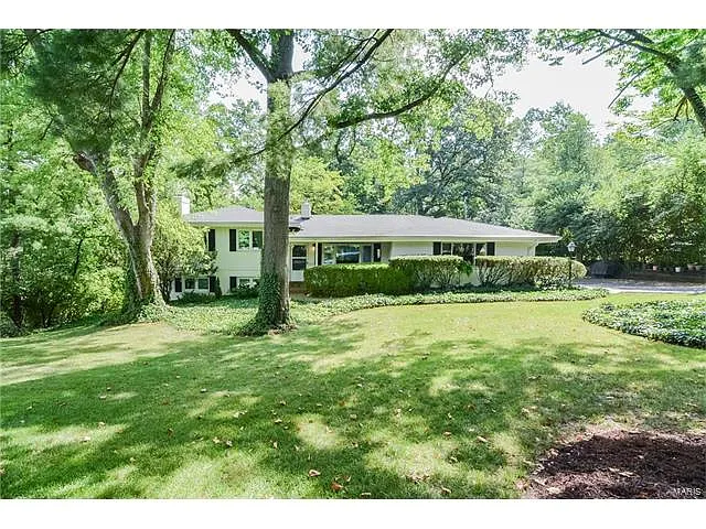 916 Woodshire Ln photo 1