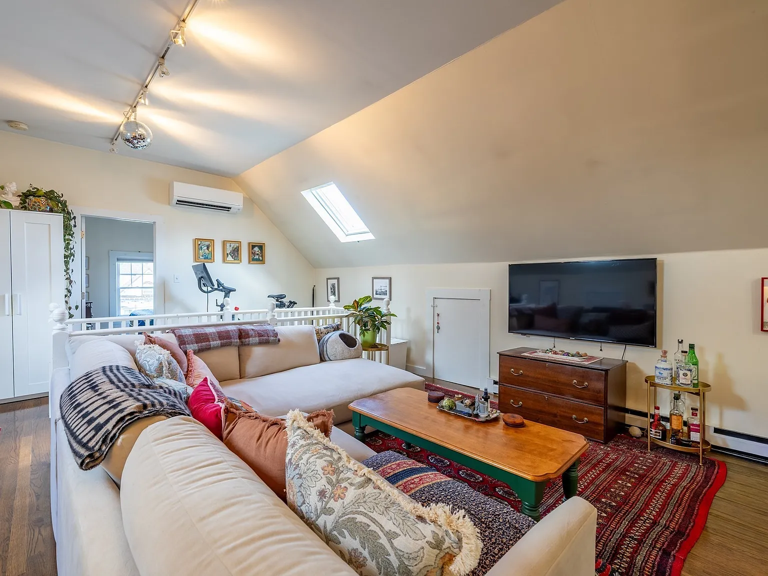 2 bed, 1.0 bath, 1003 sqft, $2,700 — Photo 4