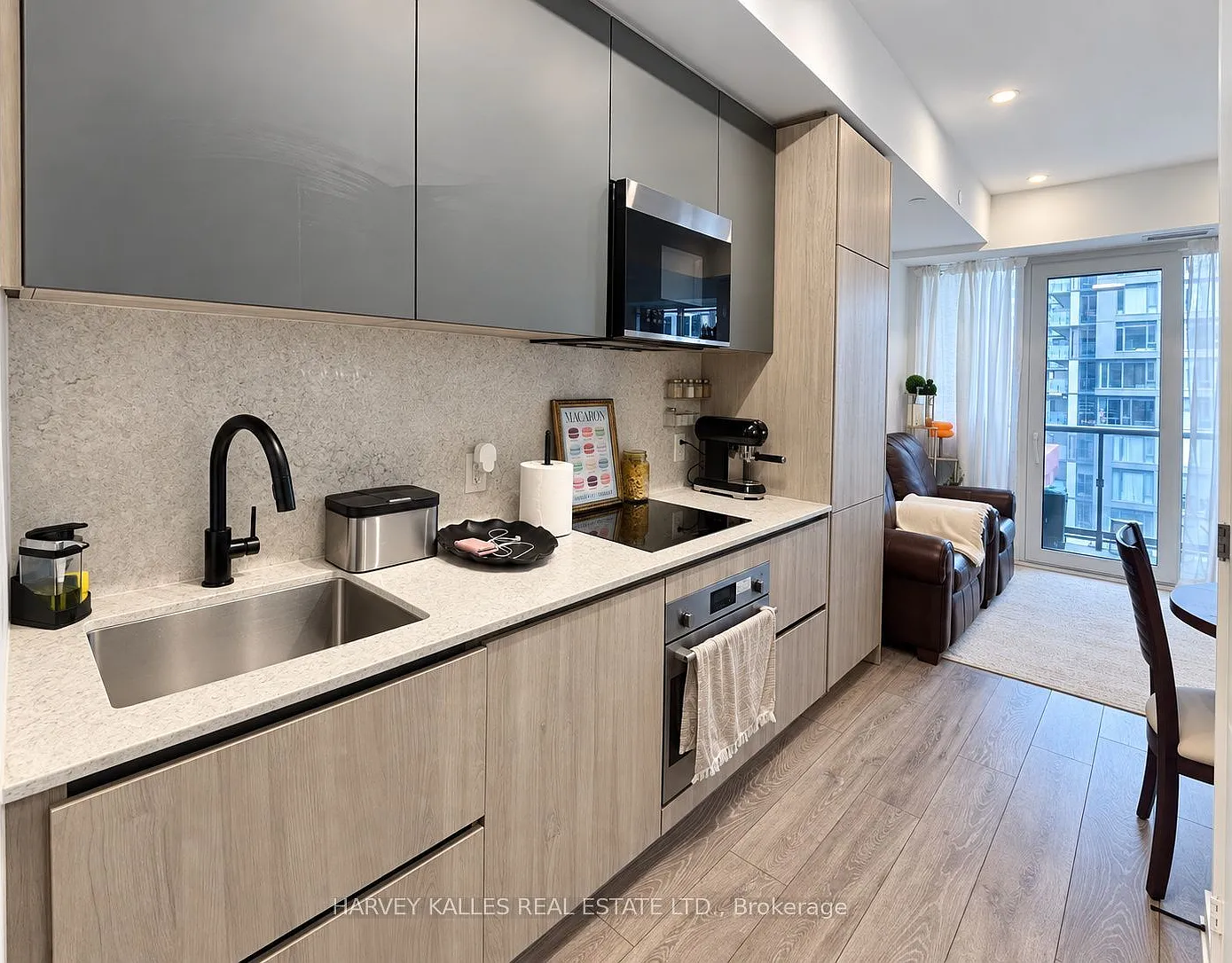 Peter & Adelaide Condos — Photo 3