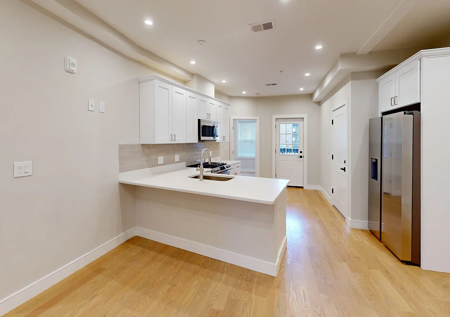 9/1 No Fee! Beautiful 3-Bedroom 1-Bathroom — Photo 1