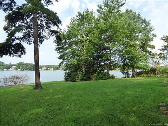 4th image of 252 Riverbend Dr
