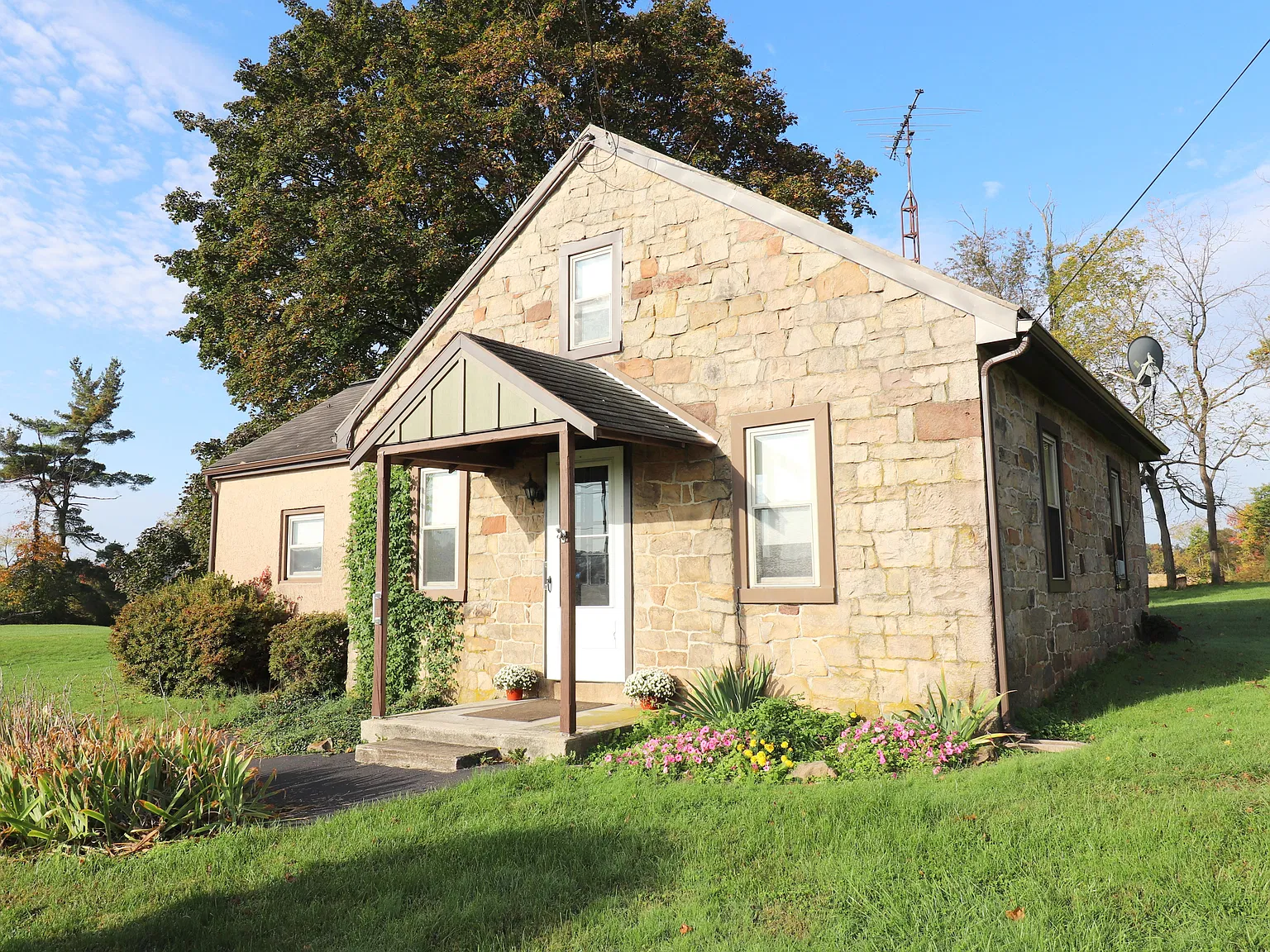 3 bed, $1,425 — Photo 2